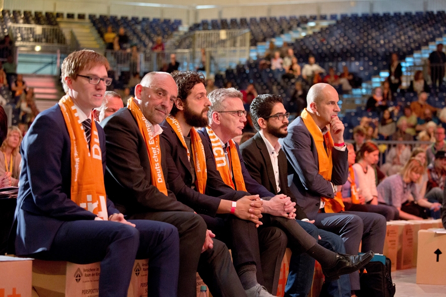 Dawood Nazirizadeh auf dem Deutschen Evangelischen Kirchentag mit Lothar de Maiziere und anderen