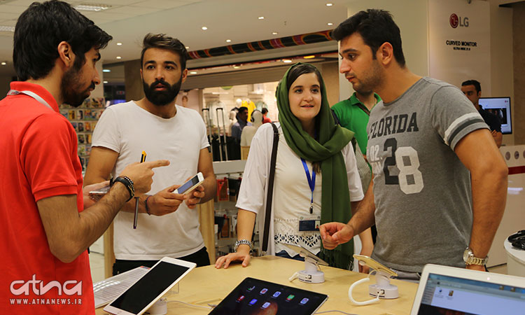 Shopping in Iran: junge Leute betrachten Tablet-Computer